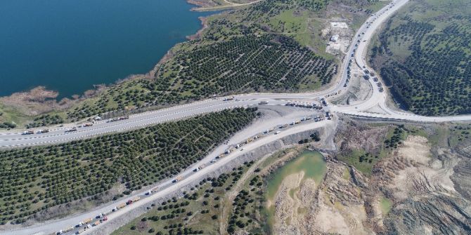 Kilometrelerce Hafriyat Kamyonu Kuyruğu Havadan Görüntüledi