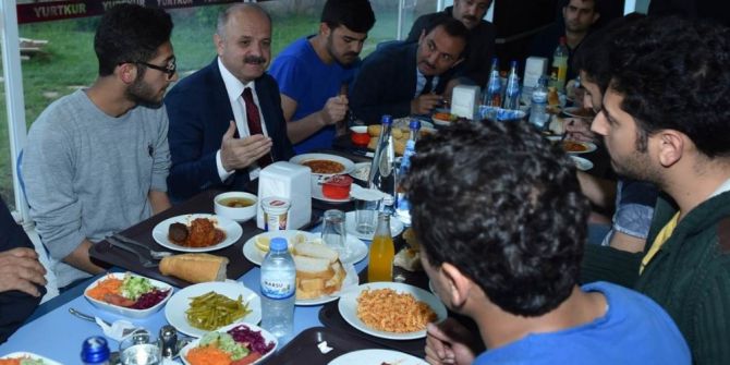 Vali Çakacak, Yurtta Kalan Üniversite Öğrencileriyle Bir Araya Geldi