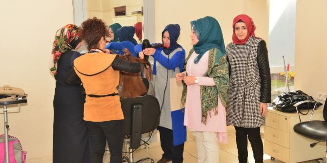 Kadınlar, Kuaförlüğü Uygulamalı Öğreniyor