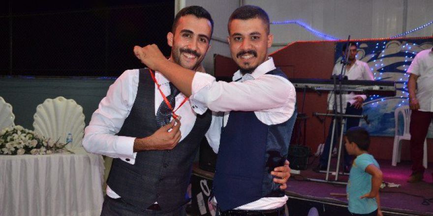 Düğünde Takı Yerine, Cıvata Taktılar