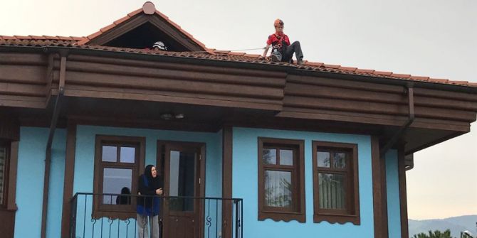 Çatıda Mahsur Kalan Kırlangıcın İmdadına Nak Yetişti