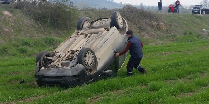 Kamyonet Buğday Tarlasına Devrildi: 1 Yaralı