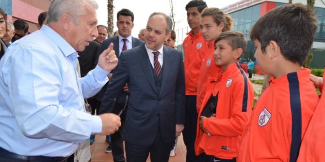 Bakan Kılıç, Altınordu Tesislerini Gezip Penaltı Atışı Yaptı