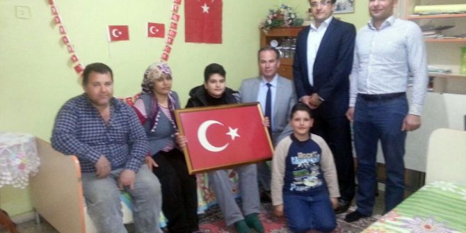 Çöpte Bayrak Bulan Öğrenci Ödüllendirildi