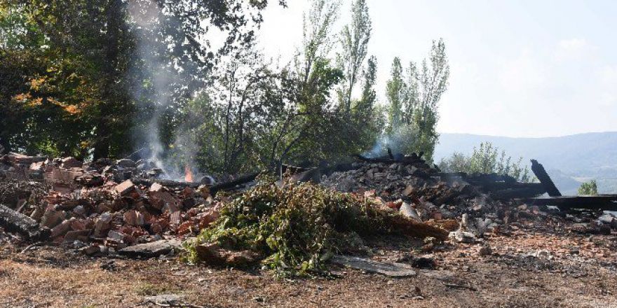 120 Yıllık Bina Kül Oldu
