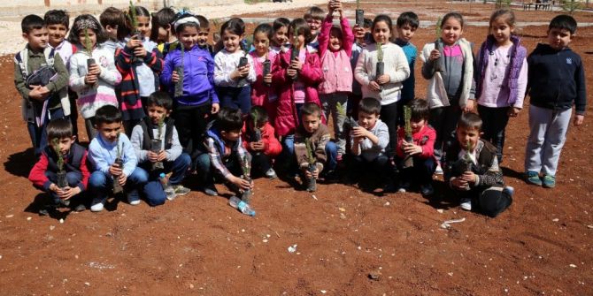 Minik Öğrenciler Diktikleri Fidanlarla Parkı Yeşillendirdi