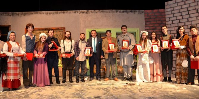 Bozüyük Belediyesi Tiyatro Topluluğu “Kulaktan Kulağa” Adlı Oyunu Sahneledi