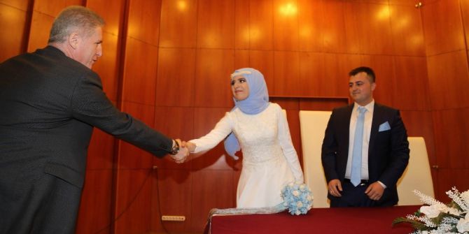 Sosyal Medyadan Nikah Daveti Alan Vali Gül’den Çifte Nikah Sürprizi