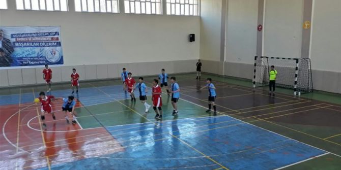 Yıldızlar Hentbol Müsabakaları Başladı