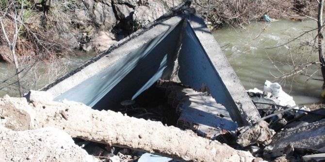 Çöken İstinat Duvarı Esnafa 30 Bin Tl Zarar Verdi