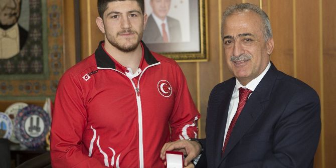 Şampiyon Güreşçi, Rektör Çomaklı’yı Ziyaret Etti