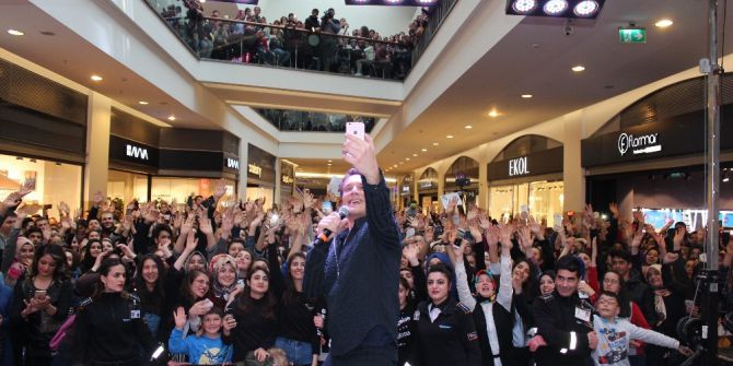 Ünlü Şarkıcı Edis, Forum Erzurum’da Coşkuyla Karşılandı