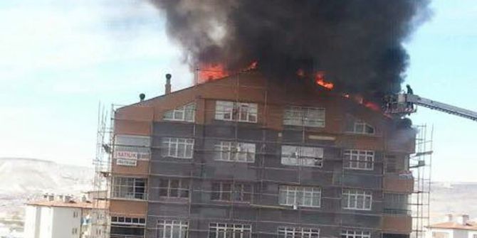 9 Katlı Binanın Çatısı Yangında Kullanılamaz Hale Geldi