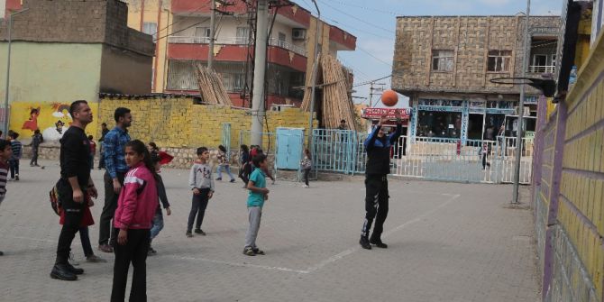 Silopi’de Polisler Öğrencilerle Top Oynadı
