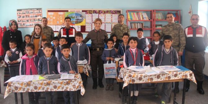 Jandarma Personeli Öğrencilerle Ağaç Dikti