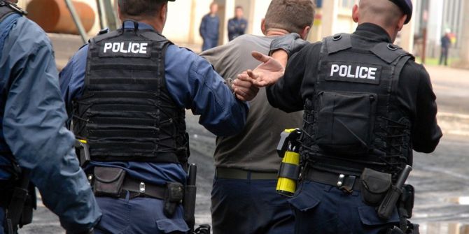 Kosova’ya Mülteci Taşıyan Türk Şoförüne Kelepçe