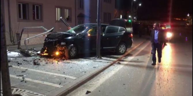 Polisten Kaçan Ehliyetsiz Sürücü Reklam Panosuna Çarparak Durdu