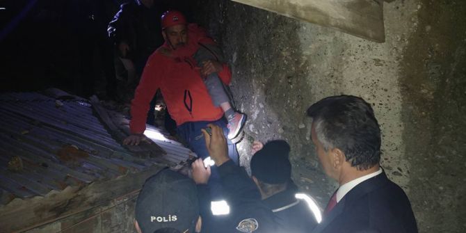 Kayalıklara Sıkışan 2 Çocuğu Afad Ve İtfaiye Kurtardı