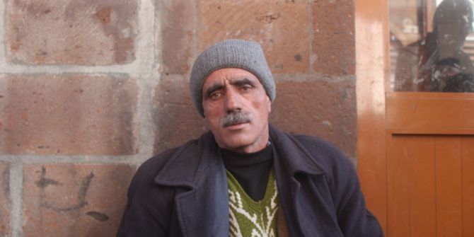 Engelli Baba Ayakkabı Boyayarak Çocuklarını Okutuyor