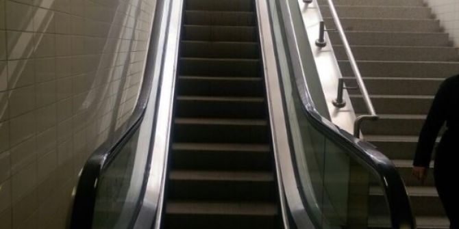 Yürüyen Merdiveni Engelleyen Yandı