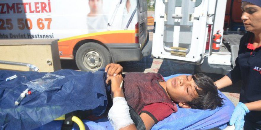 Koluna Demir Saplanan Çocuk Yaralandı