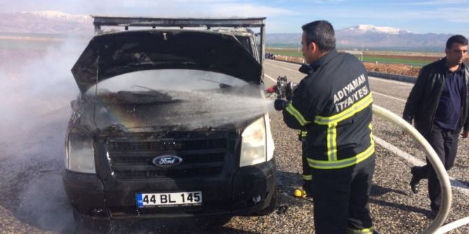 Seyir Halindeki Kamyonet Yandı