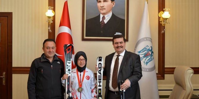 Vali Arslantaş’tan, Dünya Kayak Şampiyonasında 4 Madalya Kazanan Sporcuya Kayak Takımı