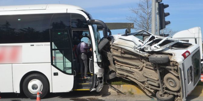 Yolcu Otobüsü İle Otomobil Çarpıştı: 1 Yaralı