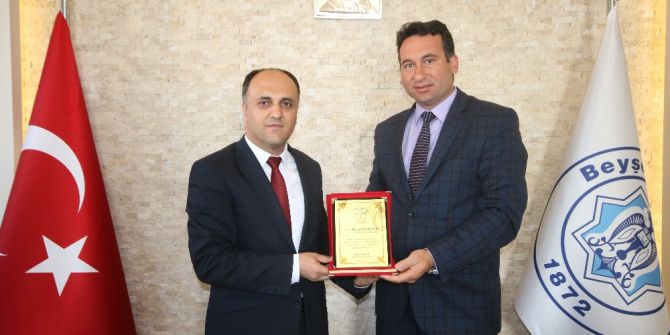 Konuk’tan Başkan Özaltun’a Teşekkür Plaketi