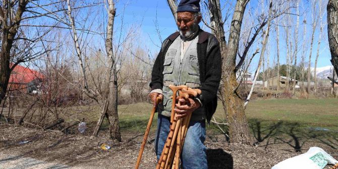 85 Yaşında Baston Satarak Geçiniyor