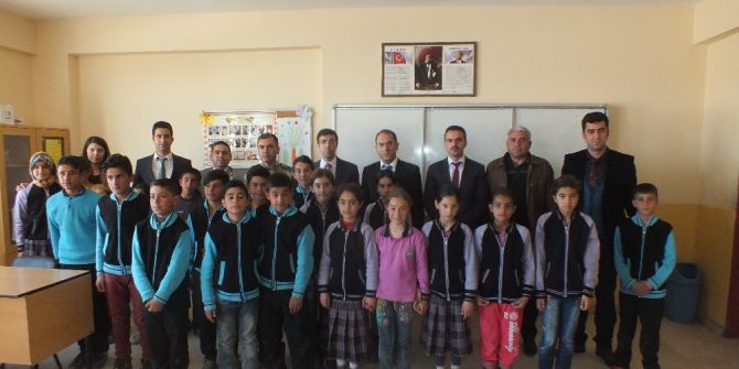 Malazgirtli Öğrencilere Kıyafet Dağıtımı