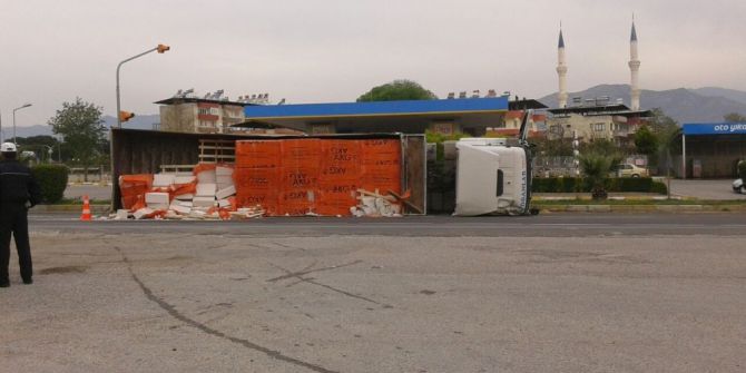 Nazilli’de Virajı Alamayan Tır Devrildi