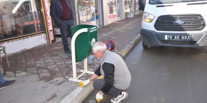 Kaldırımlara Çöp Kutuları Yerleştirildi
