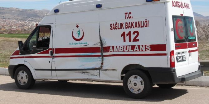 Elazığ’da Ambulans İle Kamyonet Çarpıştı: 3 Öğrenci Yaralı