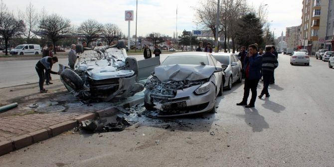 Takla Atan Otomobil 3 Haraca Zarar Verdi