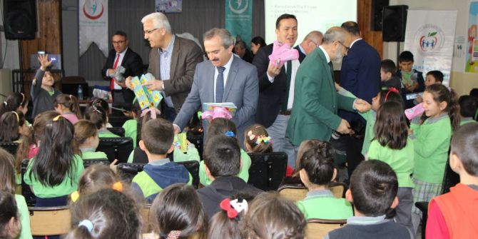 Sağlık Yöneticileri Öğrencilere Diş Seti Dağıttı