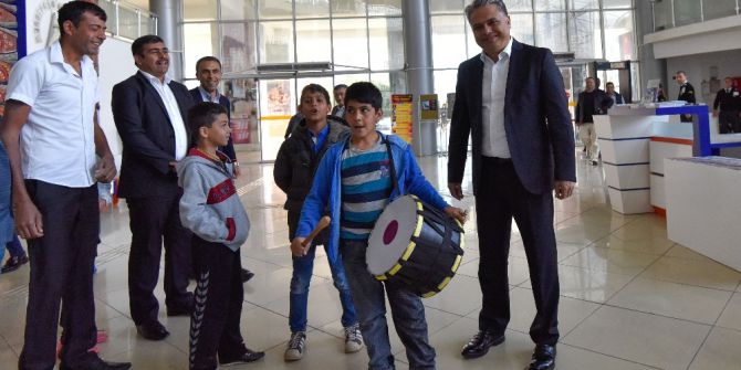 Bidondan Davul Yapıp Başkan Uysal’a Mani Yazdılar