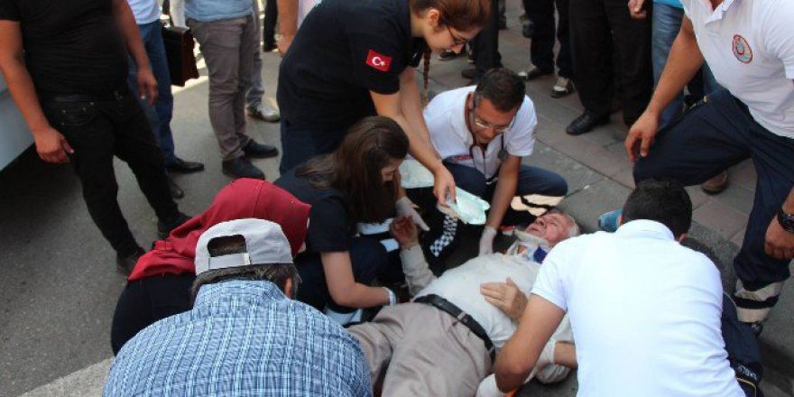 Yaşlı Adama Yaya Geçidinde Kamyonet Çarptı