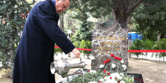 Cumhurbaşkanı Erdoğan’dan Türkeş’in Mezarına Sürpriz Ziyaret