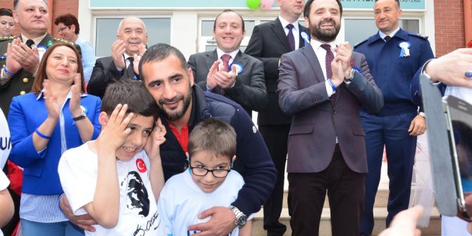 Eski Milli Futbolcu Ümit Karan’dan Otizmli Çocuklara Destek