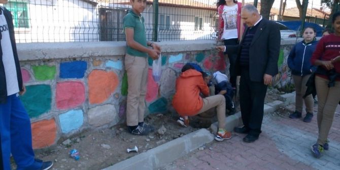 Okulun Duvarlarını Boyadılar