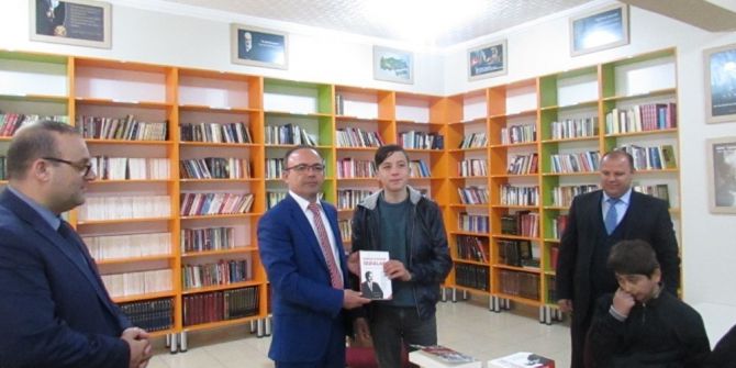 Burhaniye’de Kaymakam Öner, Öğrencilere Kitap Hadiye Etti