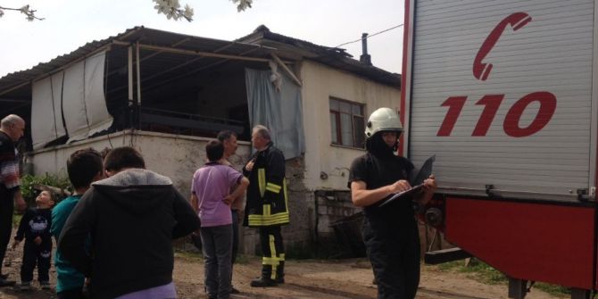 Çatı Katında Çıkan Yangını Vatandaşlar Kendi İmkanlarıyla Söndürdü