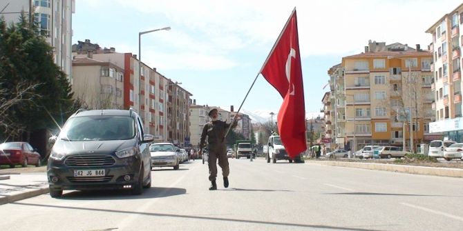 Üniformasını Giyip Türk Bayrağıyla 16 Nisan’a Kadar Sokaklarda Yürüyecek
