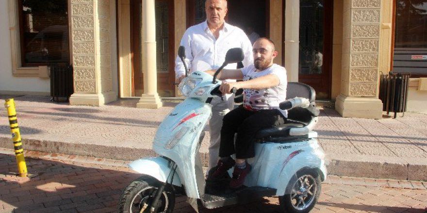 Başkan Arslan, Cam Kemik Hastası Gence Elektrikli Mobilet Hediye Etti