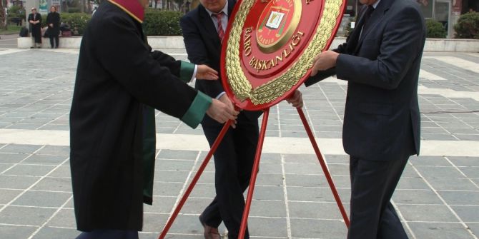 Avukatlardan Atatürk Anıtı’na Çelenk