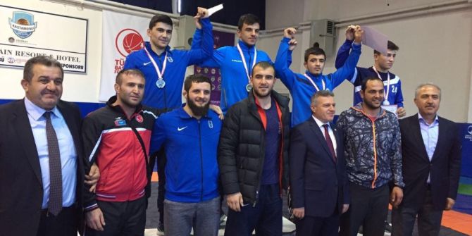 İlkadım’ın Genç Güreşçileri Şampiyonlukla Döndü