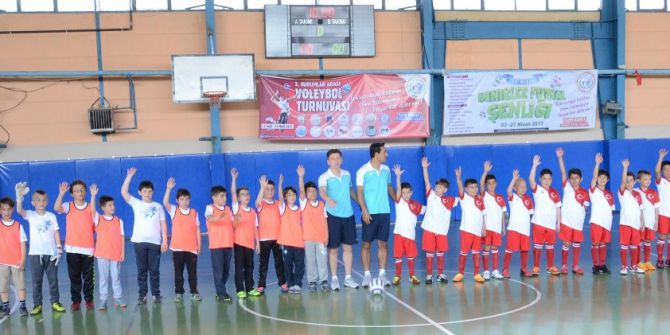 Bozüyük Belediyesi 23 Nisan Minikler Futsal Şenliği Başladı