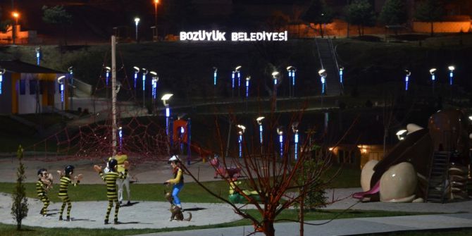 Bozüyük’te Parklar Ve Yeşil Alanlardaki Aydınlatmalar Maviye Büründü