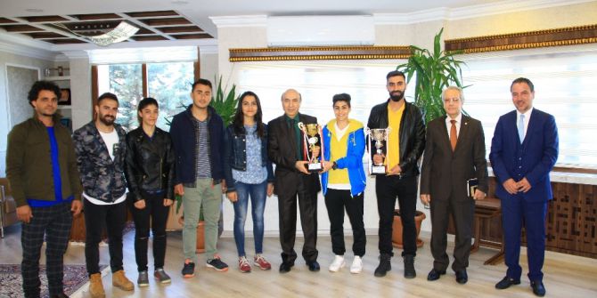 Dü Futsal Erkek Takımı ‘Ünilig’ Grup Şampiyonu Oldu